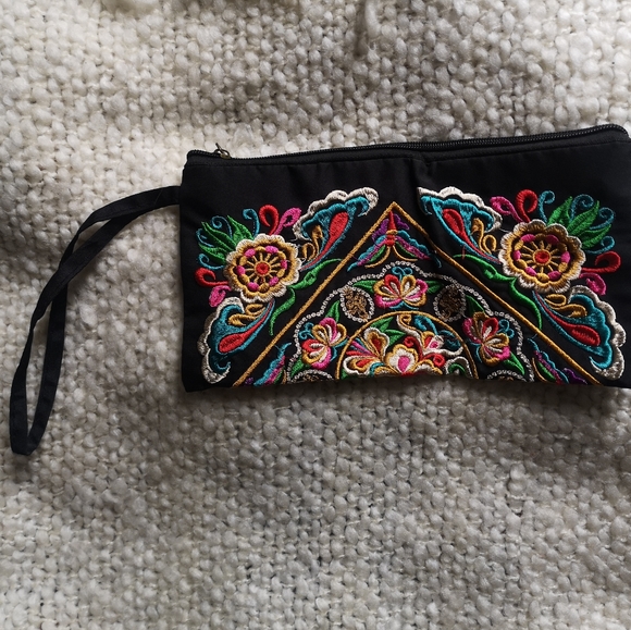 ๐ท๏ธ2/$20๐ท๏ธ Embroidered clutch - Picture 2 of 5
